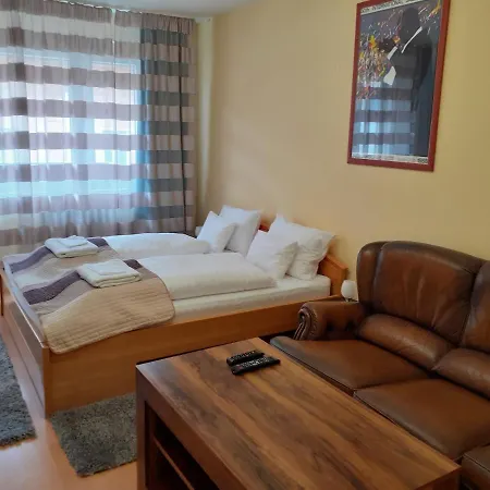 Macskafogo, Tunderi Szallas A Belvarosban Gyor Exterior photo