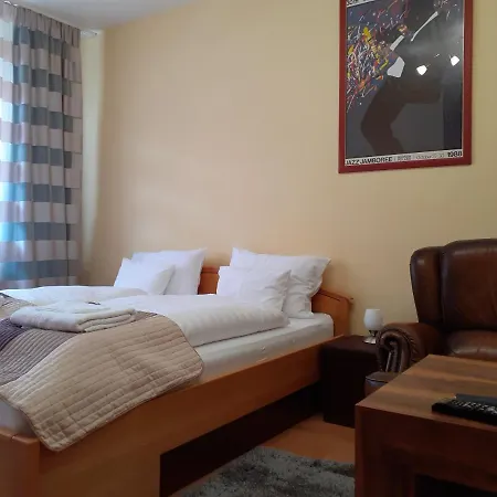 Macskafogo, Tunderi Szallas A Belvarosban Gyor Exterior photo