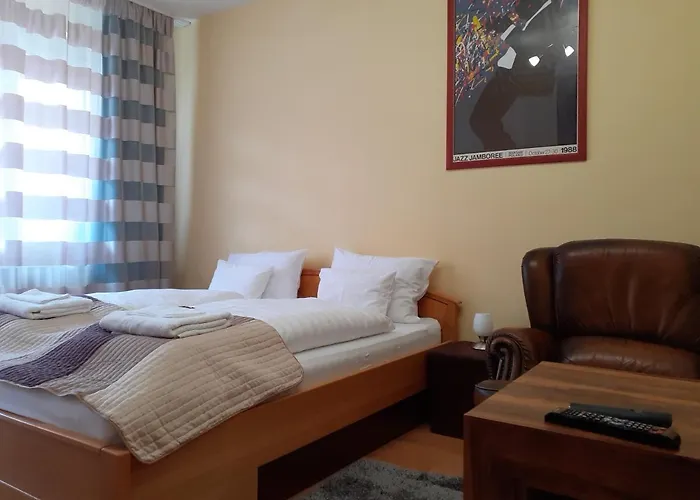 Macskafogo, Tunderi Szallas A Belvarosban